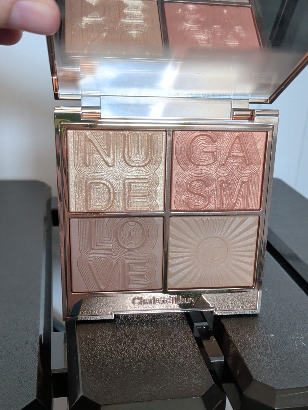 Charlotte Tilbury Nude & Love Glow Palette - Warm Nude Quartet